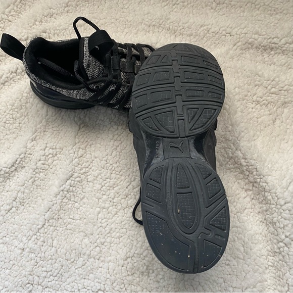 Black and white Puma sneakers size 4.5 in Children’s and 6 in women’s. - Picture 4 of 6